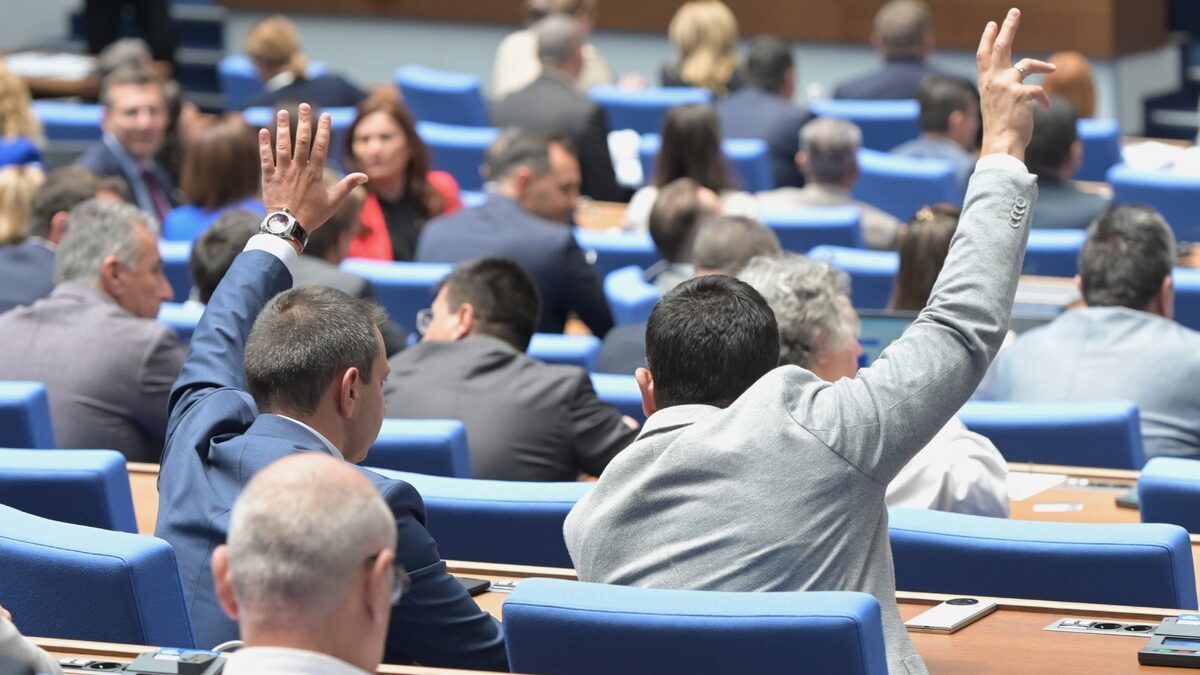 Депутатите ще гласуват законопроект за намаляване на таксите за платеното обучение