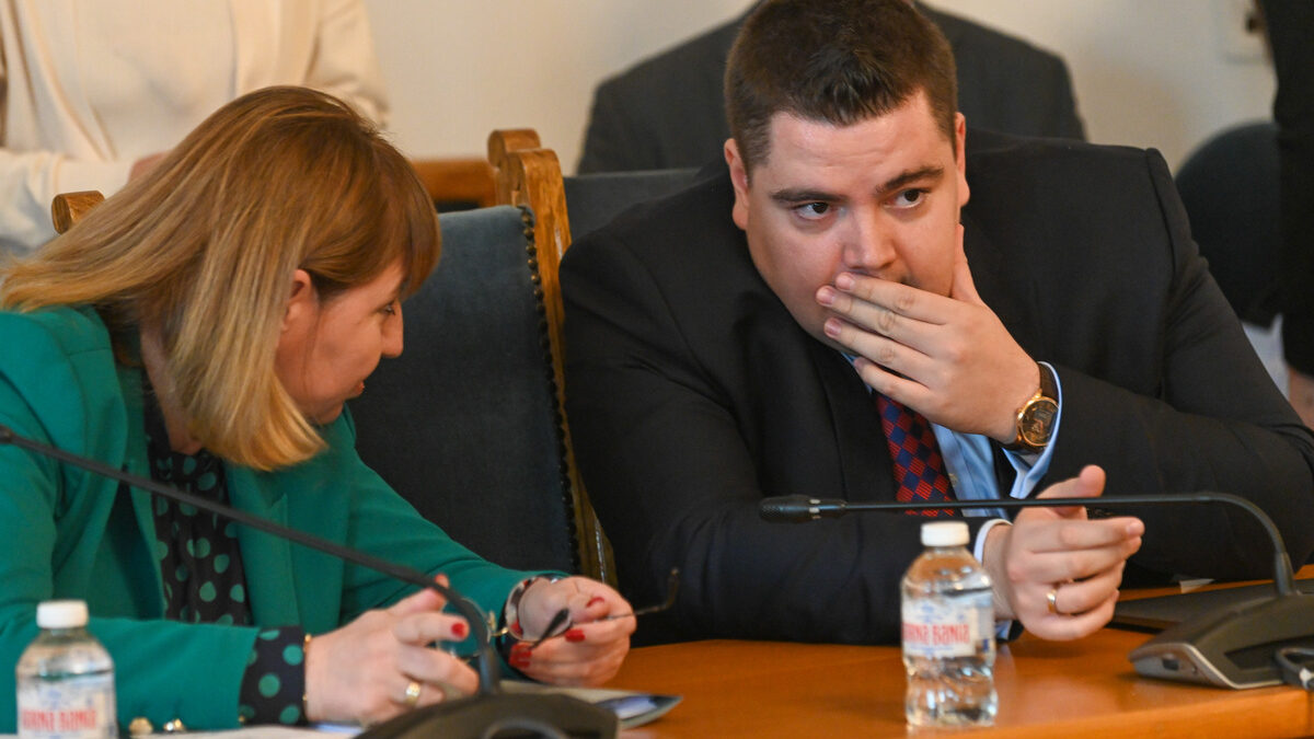 Парламент - комисия по конституционни и правни въпроси изслуша двамата кандидати за конституционни съдии от квотата на Народното събрание - Анна Александрова - Стою Стоев Парламент - комисия по конституционни и правни въпроси изслуша двамата кандидати за конституционни съдии от квотата на Народното събрание - Анна Александрова - Стою Стоев