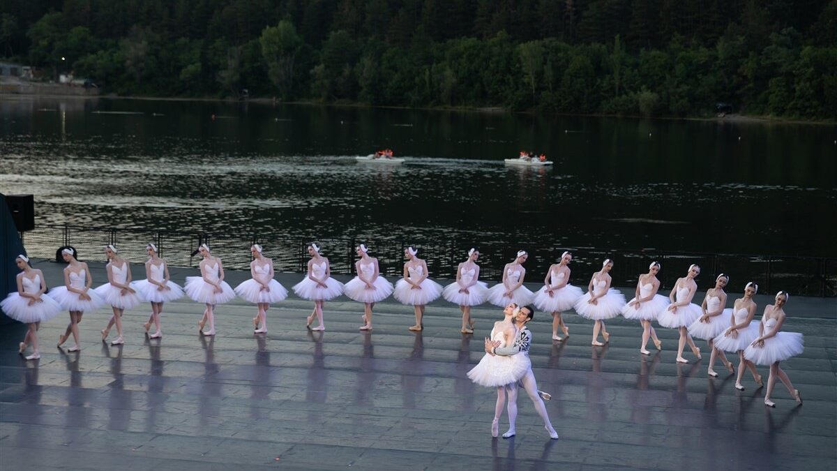 Кадър от "Лебедово езеро"