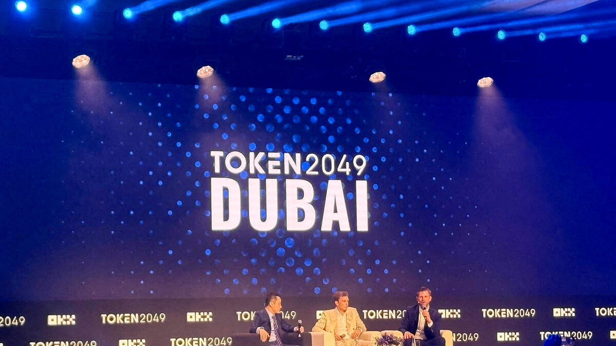 Джъстин Сун, Зак Уиткоф и Ерик Тръмп на конференцията TOKEN2049 в Дубай, 1 май 2025 г.