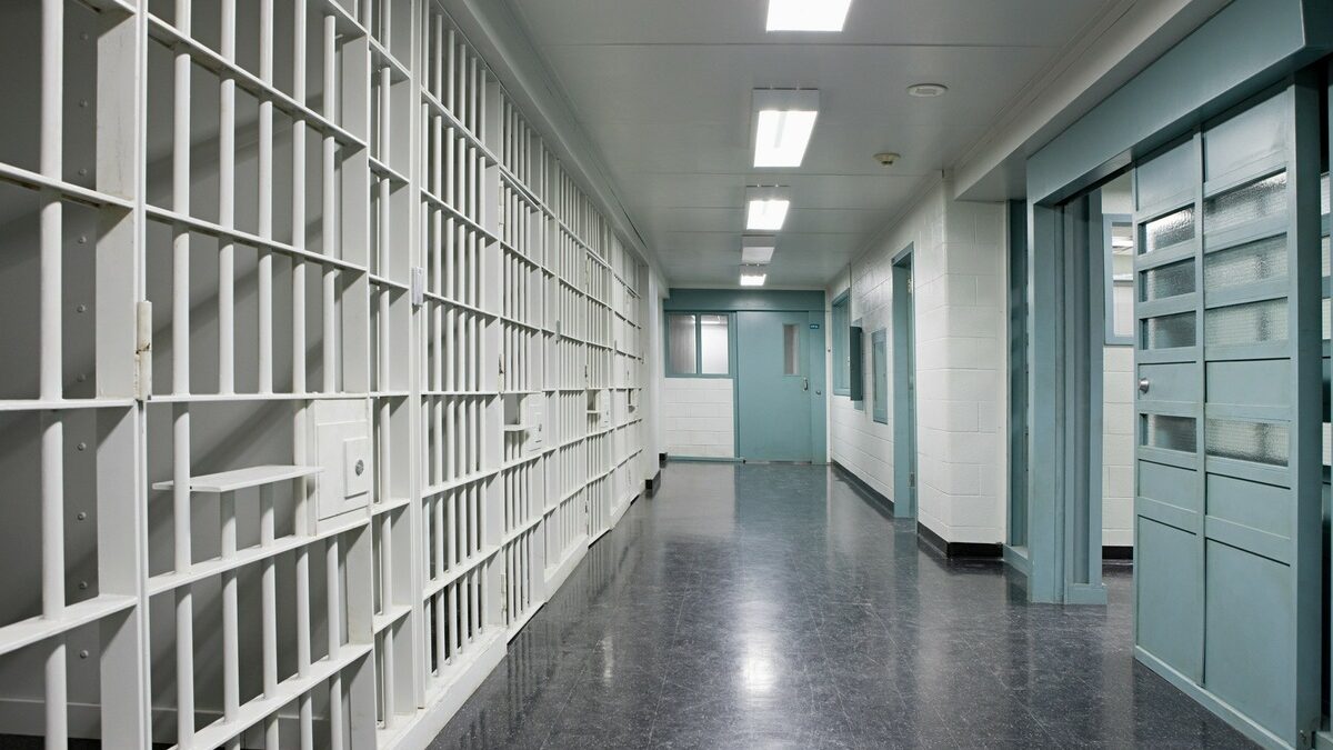 Френски затворник избяга в чувал за пране Френски затворник избяга в чувал за пране