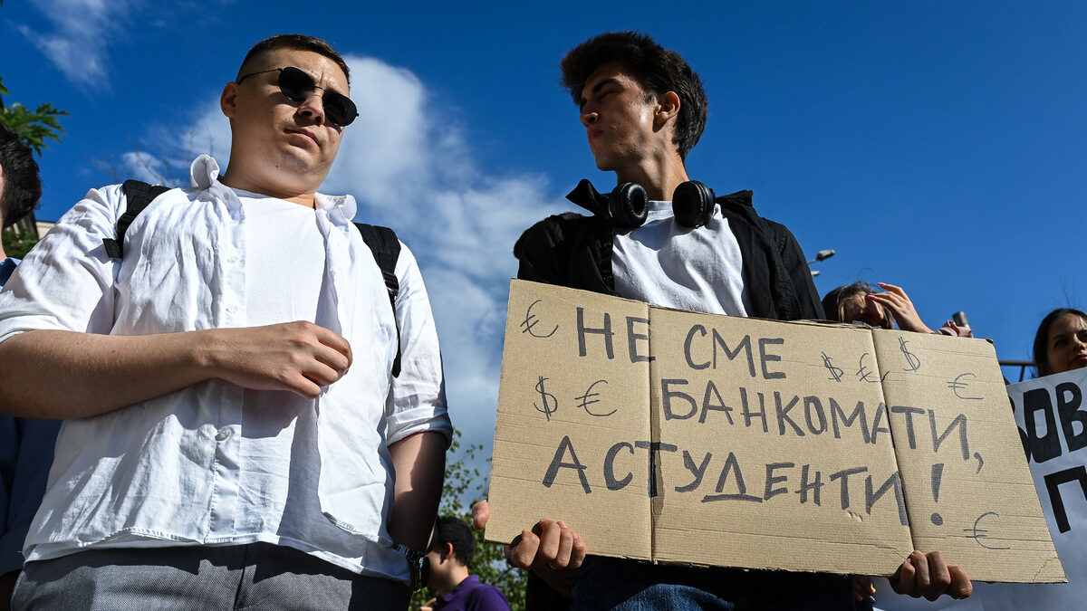 Студенти протестират срещу увеличение на таксите за платено обучение.