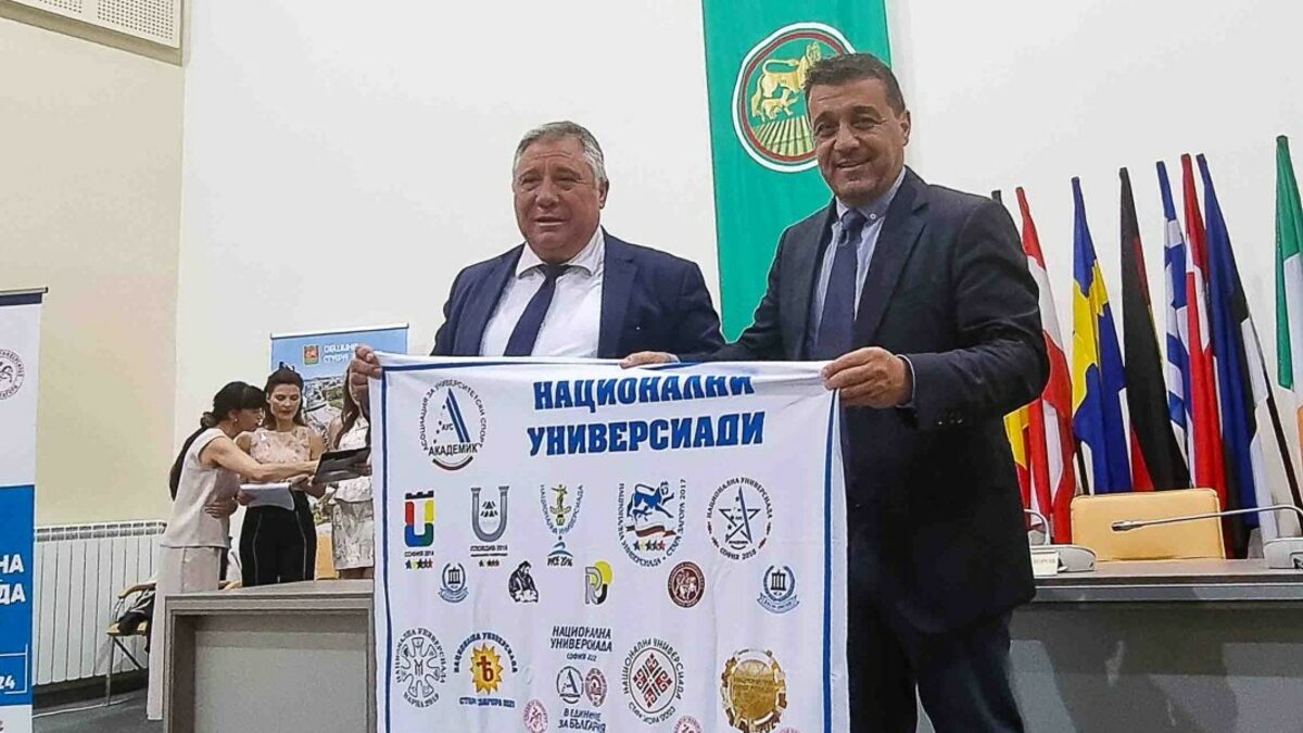 Доц. Петър Зографов (вдясно) отказа да получи допълнителна акредитация аз Универсиадата в Дюселдорф и се прибра в България. Доц. Петър Зографов (вдясно) отказа да получи допълнителна акредитация аз Универсиадата в Дюселдорф и се прибра в България.