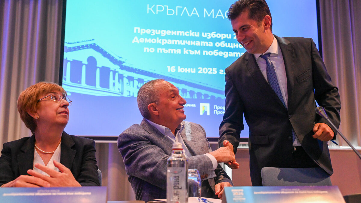 Кадърът е от кръгла маса на тема "Президентските избори 2026: Демократичната общност по пътя към победа", организирана от "Демократична България" в средата на юни. Кадърът е от кръгла маса на тема "Президентските избори 2026: Демократичната общност по пътя към победа", организирана от "Демократична България" в средата на юни.