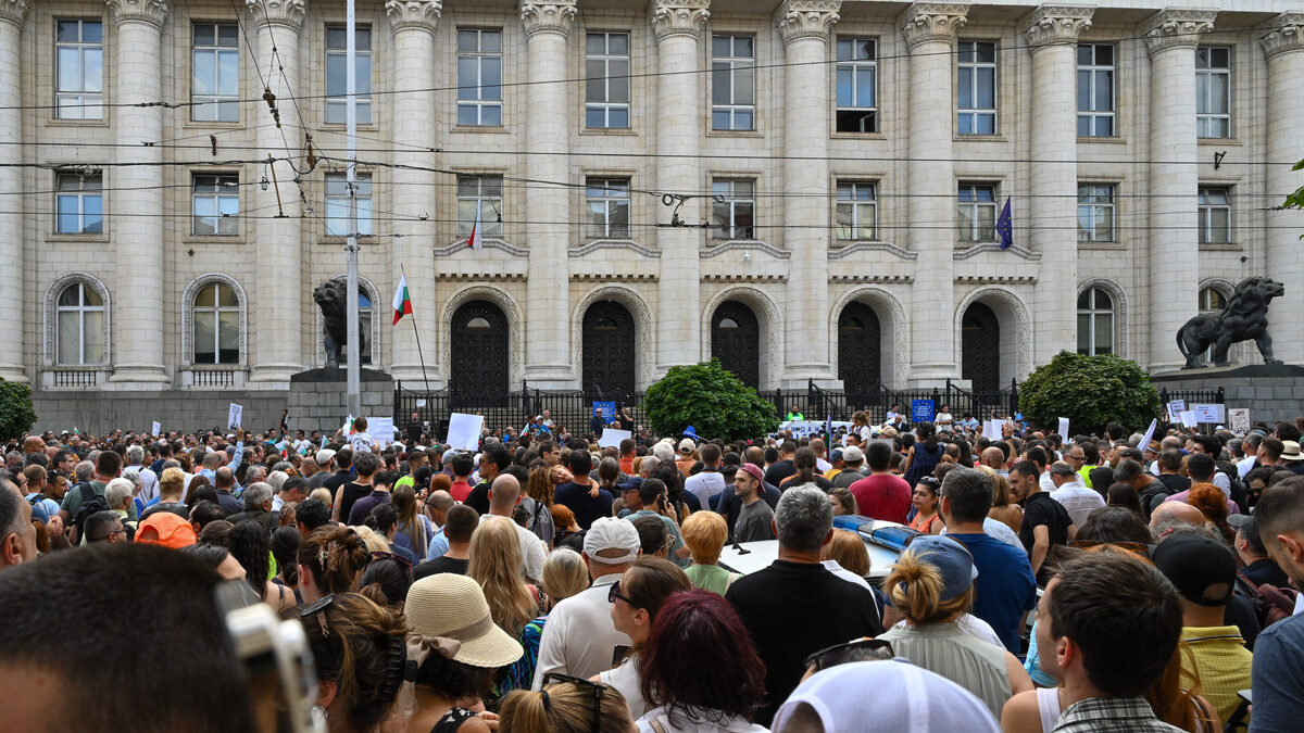 Протестният митинг под надслова "Да свалим бухалките на дерибеите"на площада пред Съдебната палата в София Правосъдие за всеки Протестният митинг под надслова "Да свалим бухалките на дерибеите"на площада пред Съдебната палата в София Правосъдие за всеки