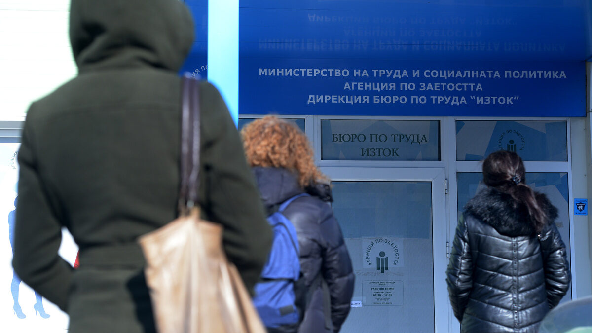 Разходите за обезщетения на безработни, работили в Западна Европа, се свиха наполовина