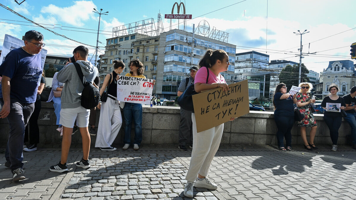 Студентски протест посреща депутатите преди дебата им за висшето образование