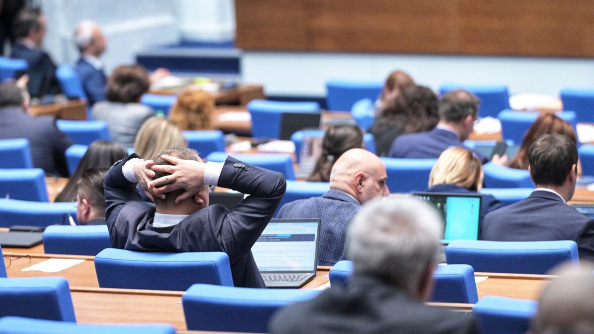 Правилникът на Народното събрание позволява на всеки народен представител да назначи до трима сътрудници.
