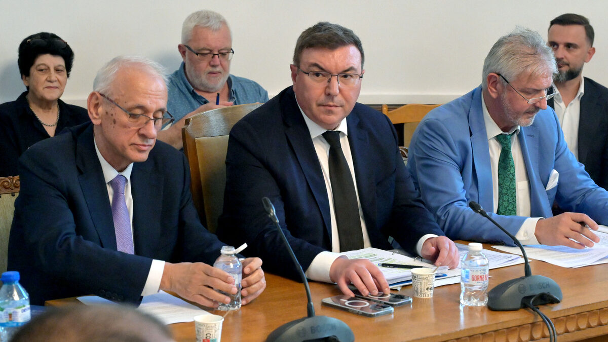 Здравната комисия в парламента разглежда идеите за възнагражденията на младите медици Здравната комисия в парламента разглежда идеите за възнагражденията на младите медици