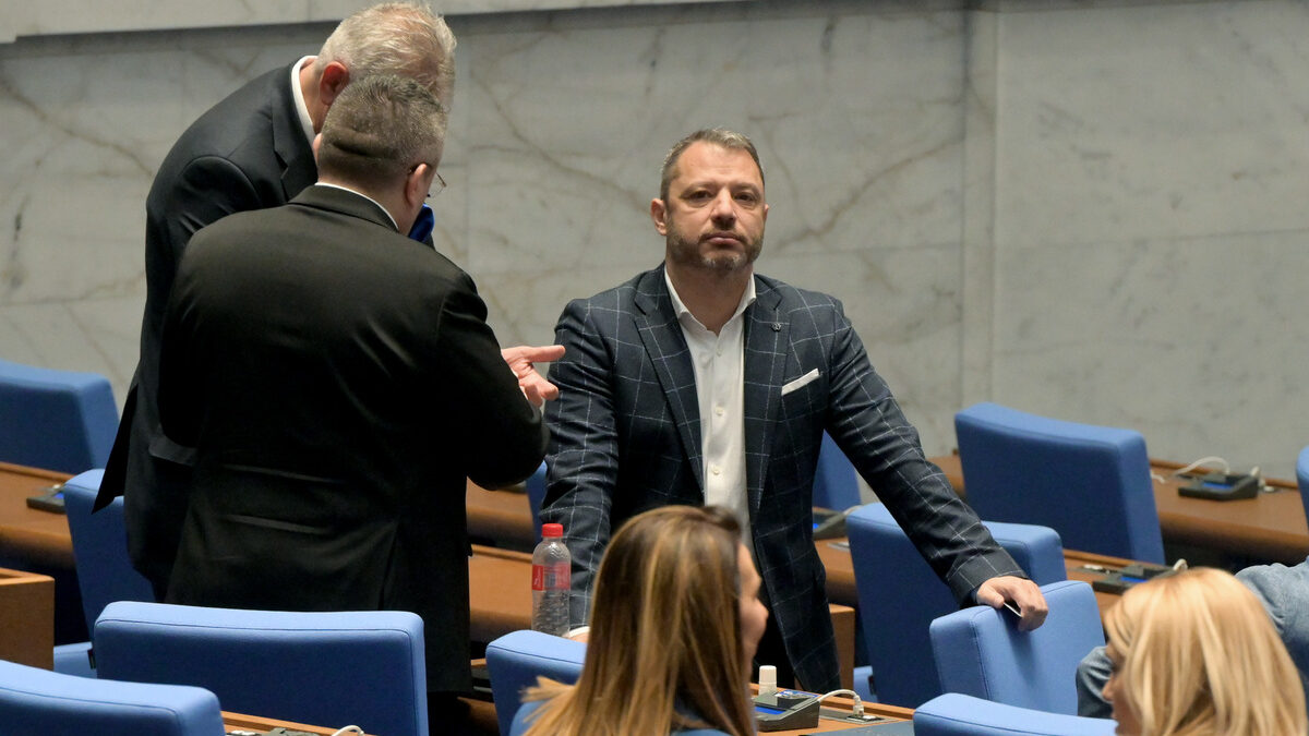 Председателят на парламентарната бюджетна комисия и депутат от ГЕРБ Делян Добрев бе сред вносителите на повечето промени между двете четения на законопроекта на правителството Председателят на парламентарната бюджетна комисия и депутат от ГЕРБ Делян Добрев бе сред вносителите на повечето промени между двете четения на законопроекта на правителството