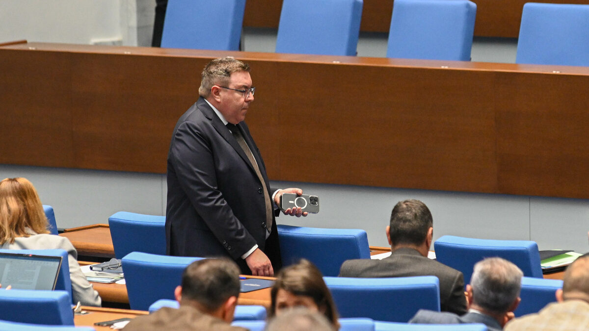 Костадин Ангелов - председател на парламентарната комисия по здравеопазване Костадин Ангелов - председател на парламентарната комисия по здравеопазване