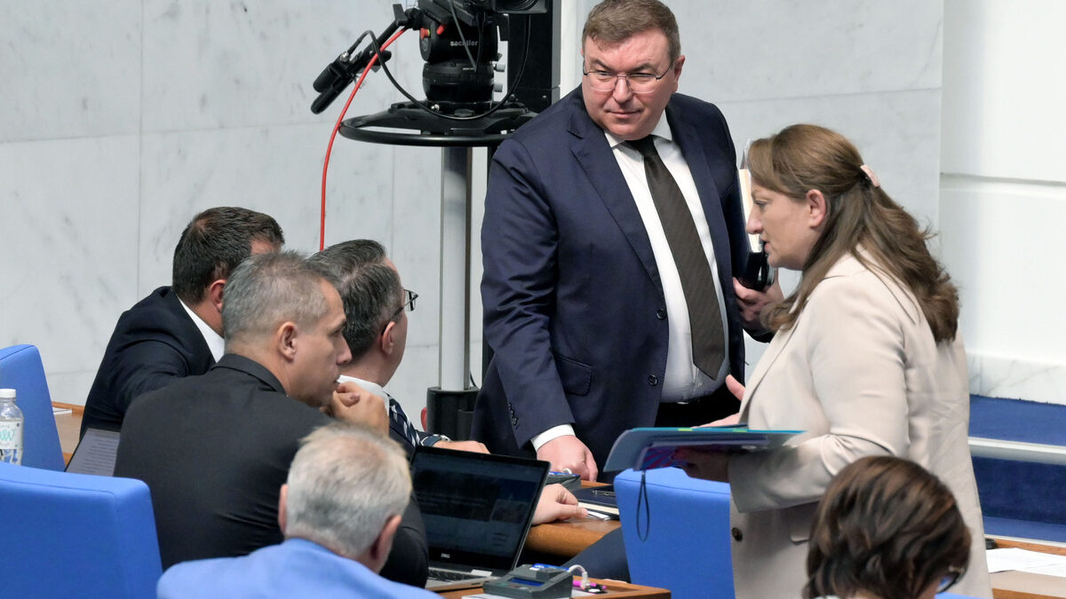 Управляващите и Пеевски отхвърлиха ветото на Радев за лимитите на болниците