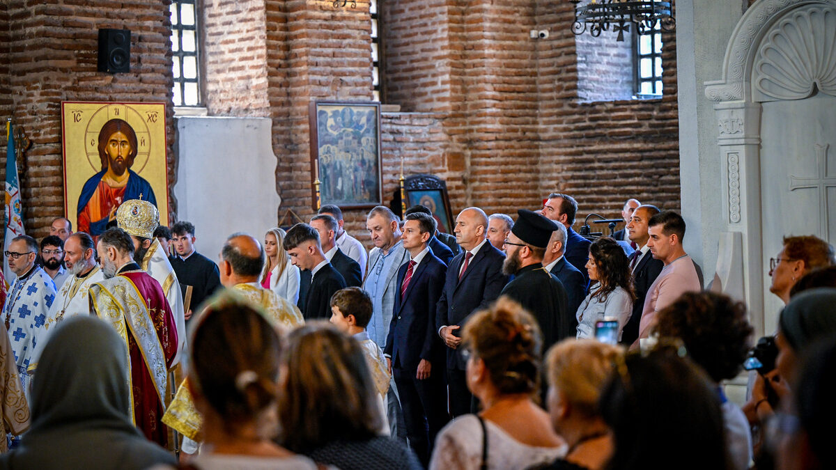 На изпратени от общината снимки се вижда <a href="https://www.dnevnik.bg/gradska_sreda/2025/08/01/4814310_zashto_sofiia_ostana_i_bez_zam-kmeta_po_finansi_ivan/?ref=home_layer2" target="_blank">напускащият поста</a> зам.-кмет на София Иван Василев до Румен Радев. Василев беше част от инициативния комитет за издигането на кандидатурата на Радев за президент. На изпратени от общината снимки се вижда <a href="https://www.dnevnik.bg/gradska_sreda/2025/08/01/4814310_zashto_sofiia_ostana_i_bez_zam-kmeta_po_finansi_ivan/?ref=home_layer2" target="_blank">напускащият поста</a> зам.-кмет на София Иван Василев до Румен Радев. Василев беше част от инициативния комитет за издигането на кандидатурата на Радев за президент.