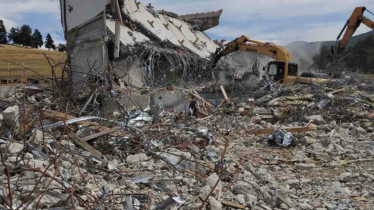 Терзиев се похвали, че най-сетне е съборен незаконният хотел на Румен Гайтански-Вълка Терзиев се похвали, че най-сетне е съборен незаконният хотел на Румен Гайтански-Вълка