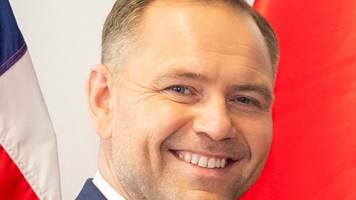 Консервативният националист Навроцки полага клетва като президент на Полша