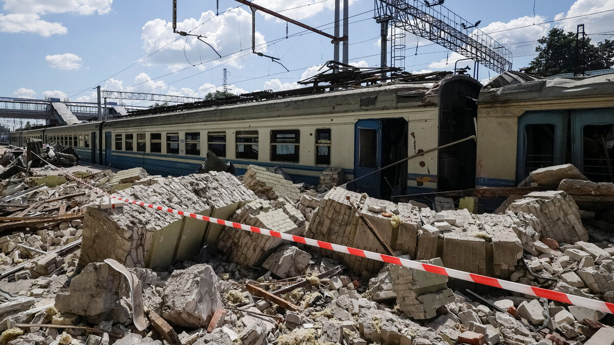 Разрушенията след руската атака с дронове в градчето Лозова, Харковска област. Унищожена е жп инфраструктура