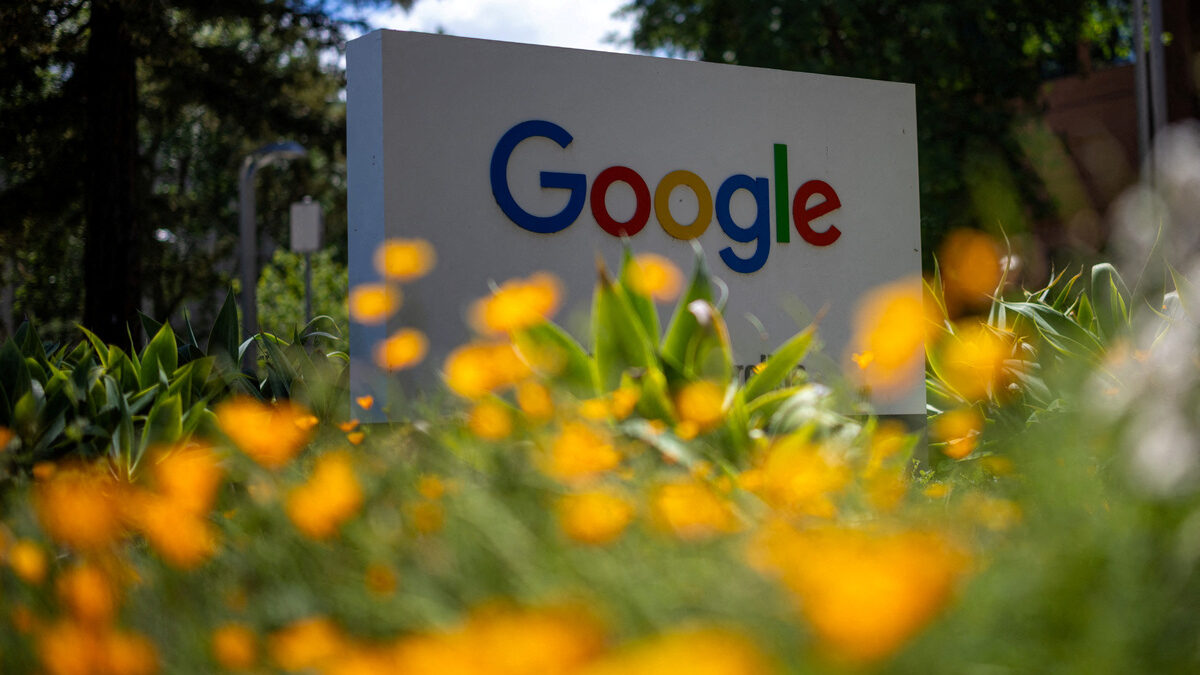 Браузерът на "Гугъл" - Chrome има към 3.5 млрд. потребители и представлява повече от 60% от световния пазар на браузъри Браузерът на "Гугъл" - Chrome има към 3.5 млрд. потребители и представлява повече от 60% от световния пазар на браузъри