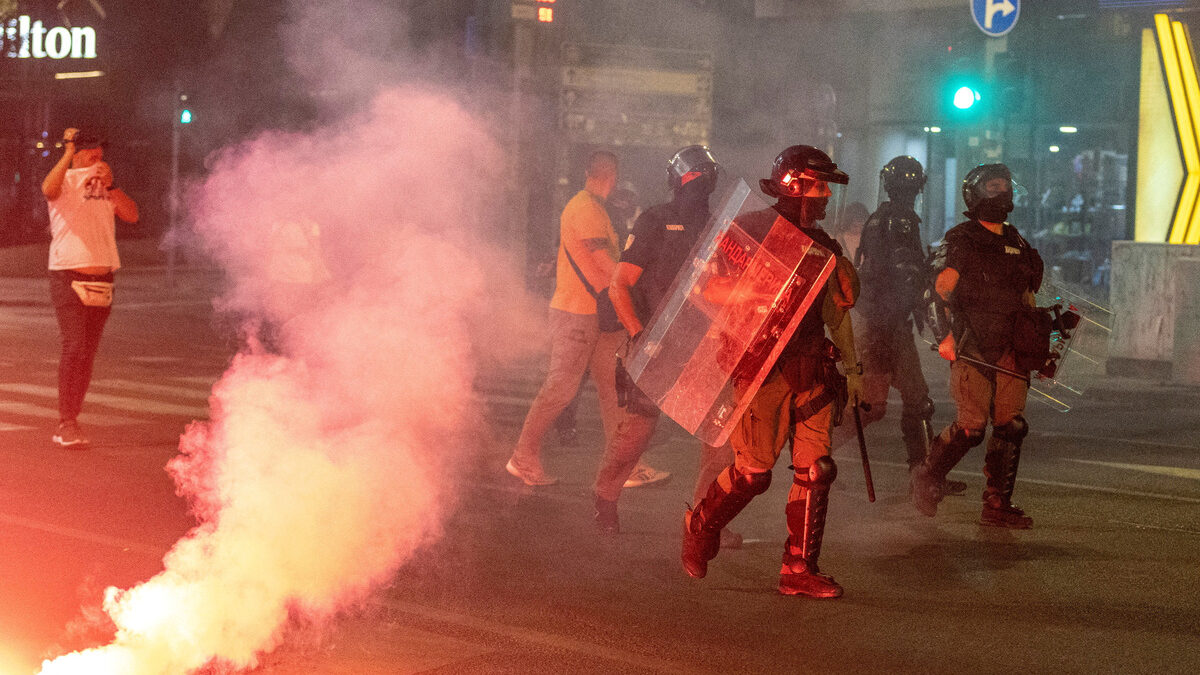 Десетки са ранени в Сърбия, протести прераснаха в сблъсъци с поддръжници на властта Десетки са ранени в Сърбия, протести прераснаха в сблъсъци с поддръжници на властта