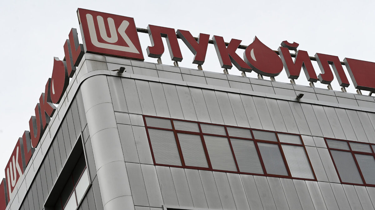Турско-азерски консорциум е фаворит за бизнеса на "Лукойл" в България