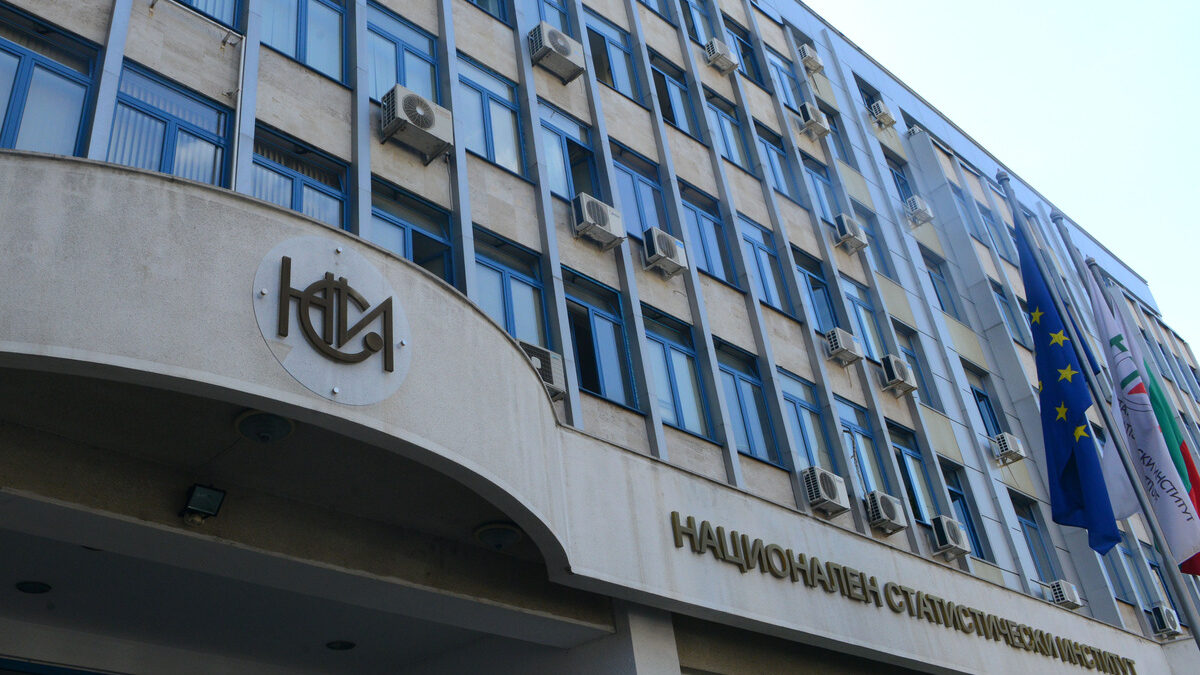 Безработните хора леко са намалели спрямо миналата година