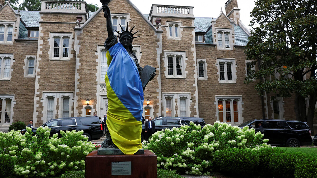 Мащабен модел на Статуята на свободата, облечена в украинското знаме, беше поставен в градините на френското посолство във Вашингтон в деня, в който френският президент Еманюел Макрон се срещна с американския президент Доналд Тръмп, украинския президент Володимир Зеленски и европейски лидери в рамките на преговорите за прекратяване на войната в Украйна. Фотогалерия с още снимки от 19 август - <a href="https://www.dnevnik.bg/photos/2025/08/19/4820397_fotogaleriia_svetovnite_snimki_na_denia_-_19_avgust/1755617269c355156109b94b4d4ca273ef51a328bb/" target="_blank">тук</a>