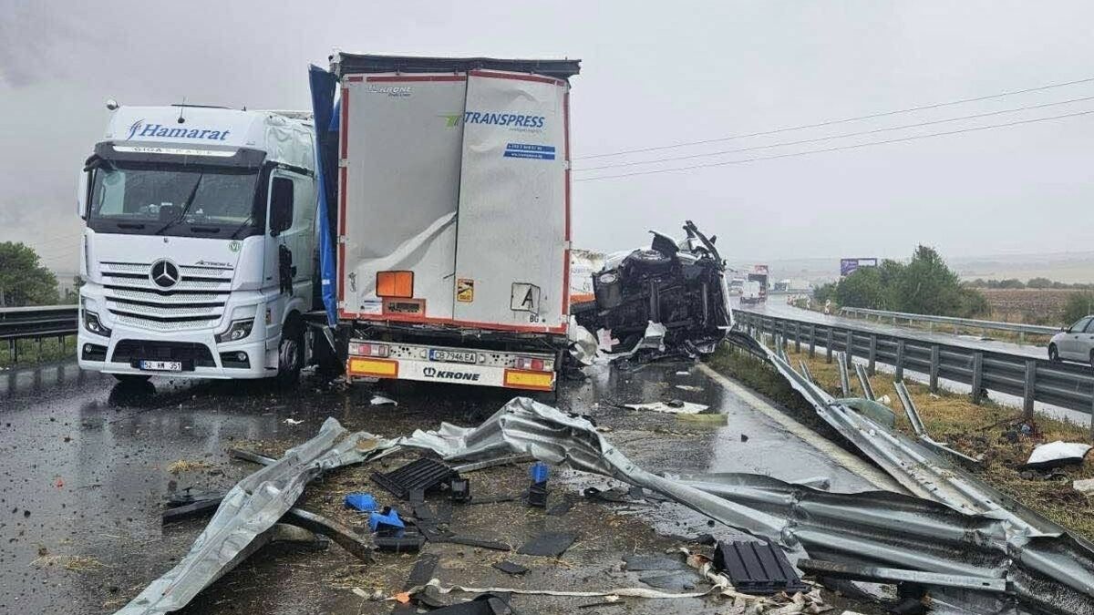 Катастрофа между тирове блокира за часове "Хемус" в посока Варна в Софийско Катастрофа между тирове блокира за часове "Хемус" в посока Варна в Софийско