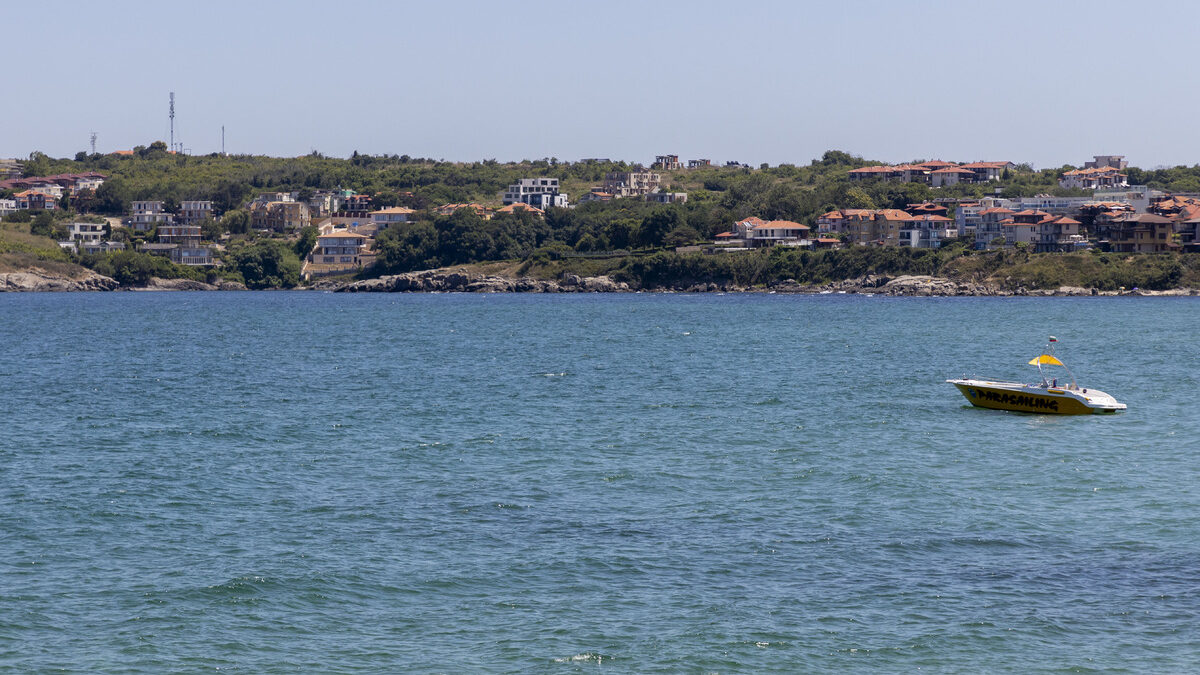 Никой не знае кой регулира морските атракциони