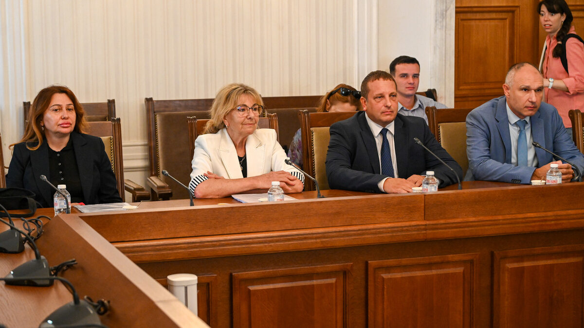 Мария Даскалова е втората отляво надясно, в бял костюм
