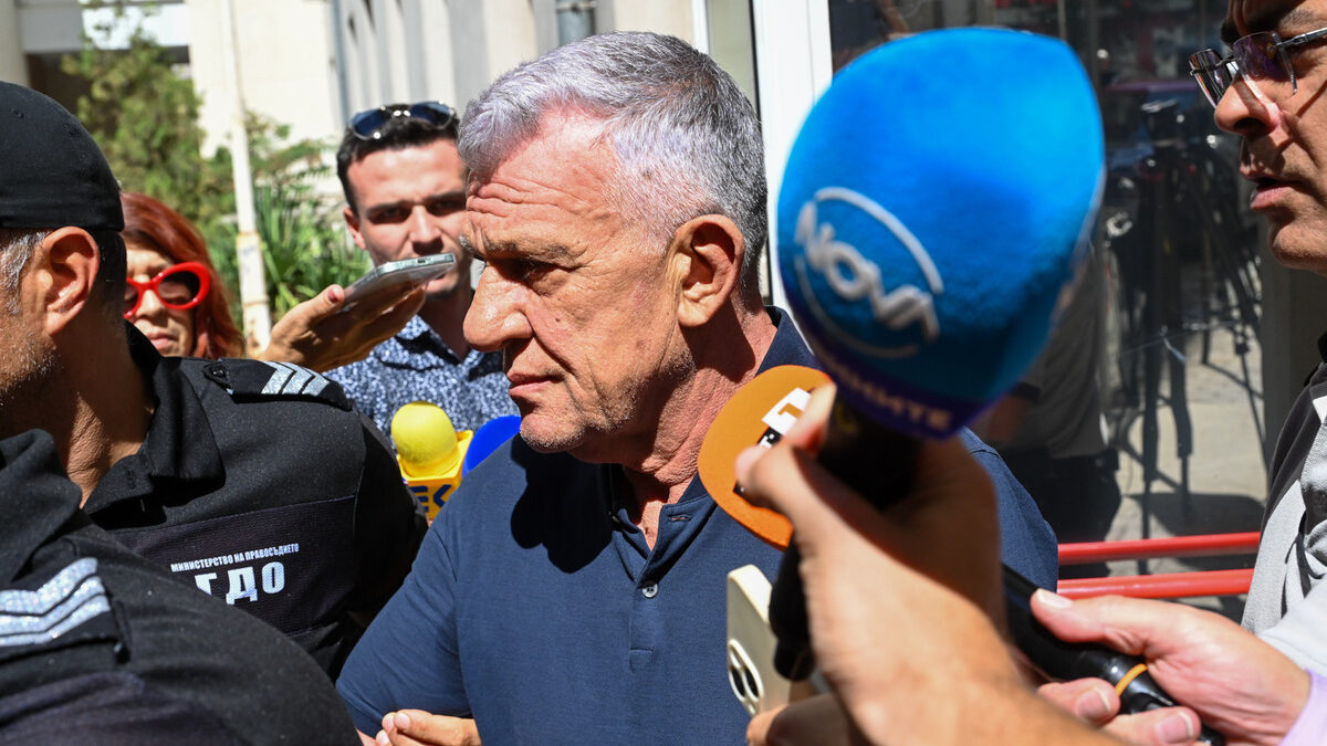 Никола Николов-Паскал на излизане от сградата на Антикорупционната комисия, където бе отведен за разпит.