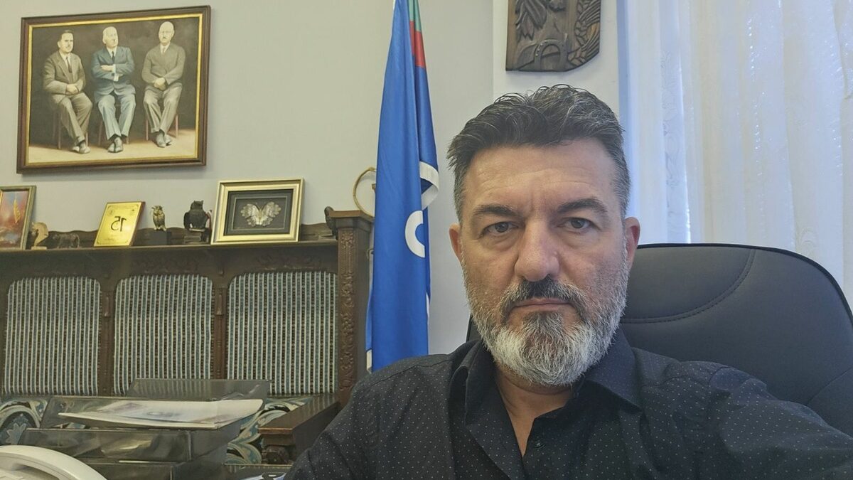 Доц. д-р Лазарин Лазаров, декан на Ветеринарномедицинския факултет. Доц. д-р Лазарин Лазаров, декан на Ветеринарномедицинския факултет.