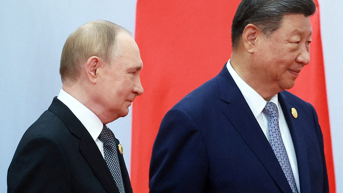 Руският президент Владимир Путин и китайският Си Цзинпин демонстрират близки приятелски връзки в противовес с проблемите, които Доналд Тръмп им създава - на единия с разрешаването на конфликта в Украйна, на другия - с търговските мита.