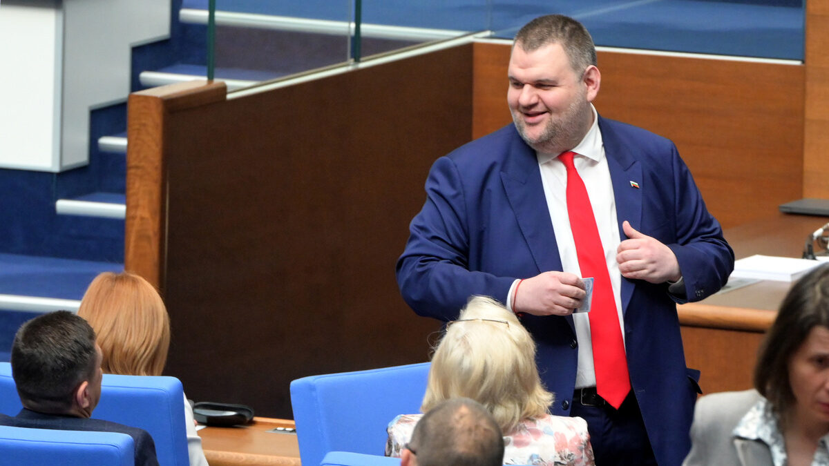 Хронология на опитите за сваляне на кабинета и неизменната подкрепа от Пеевски