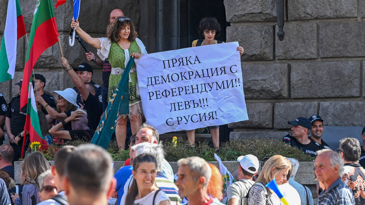 Поддръжници на "Величие" протестираха пред парламента Поддръжници на "Величие" протестираха пред парламента