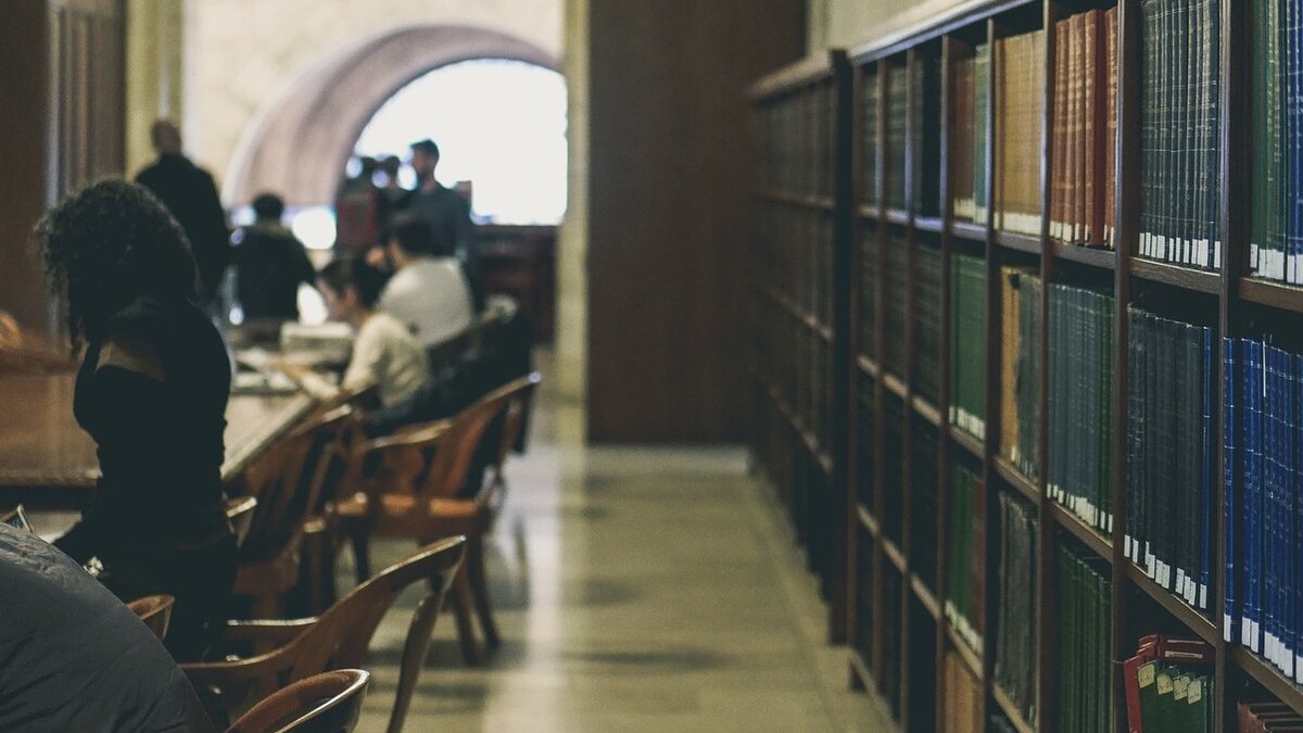 Заплатите на преподавателите в университетите варират от 2146 до 5198 лева
