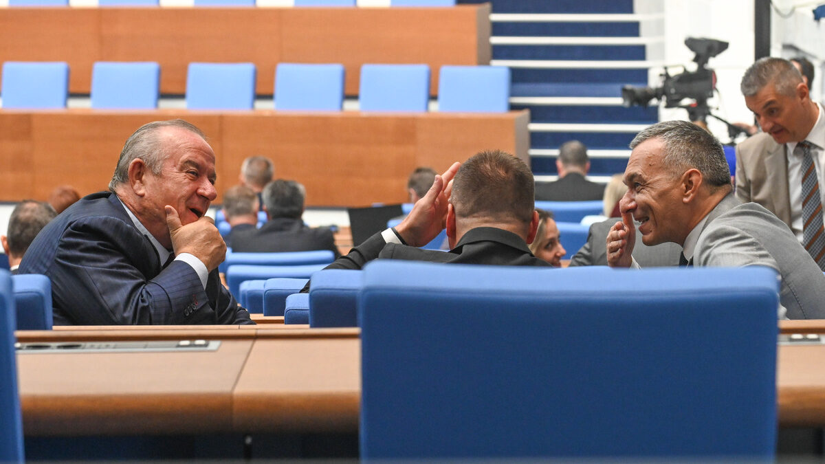 Парламентът трябва да попълни още 48 места в регулаторите и контролните органи