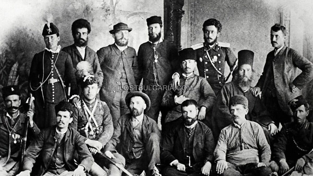 Членове на Българския таен централен революционен комитет (БТЦРК) и други дейци на Съединението. Седнали, от ляво на дясно: Антон Мумджиев, Тодор Гатев, Продан Тишков-Чардафон, Захарий Стоянов, Иван Андонов, Иван Арабаджията, Стоян Празов. 2-ри ред седнали, от ляво на дясно: Иван Стоянович-Аджелето и поп Ангел Чолаков. Прави, от ляво на дясно: Недялка Шилева, Спиро Костов, Димитър Ризов, Петър Зографски, майор Коста Паница, Спас Турчев. Пловдив, Източна Румелия, лято 1885 г. Членове на Българския таен централен революционен комитет (БТЦРК) и други дейци на Съединението. Седнали, от ляво на дясно: Антон Мумджиев, Тодор Гатев, Продан Тишков-Чардафон, Захарий Стоянов, Иван Андонов, Иван Арабаджията, Стоян Празов. 2-ри ред седнали, от ляво на дясно: Иван Стоянович-Аджелето и поп Ангел Чолаков. Прави, от ляво на дясно: Недялка Шилева, Спиро Костов, Димитър Ризов, Петър Зографски, майор Коста Паница, Спас Турчев. Пловдив, Източна Румелия, лято 1885 г.