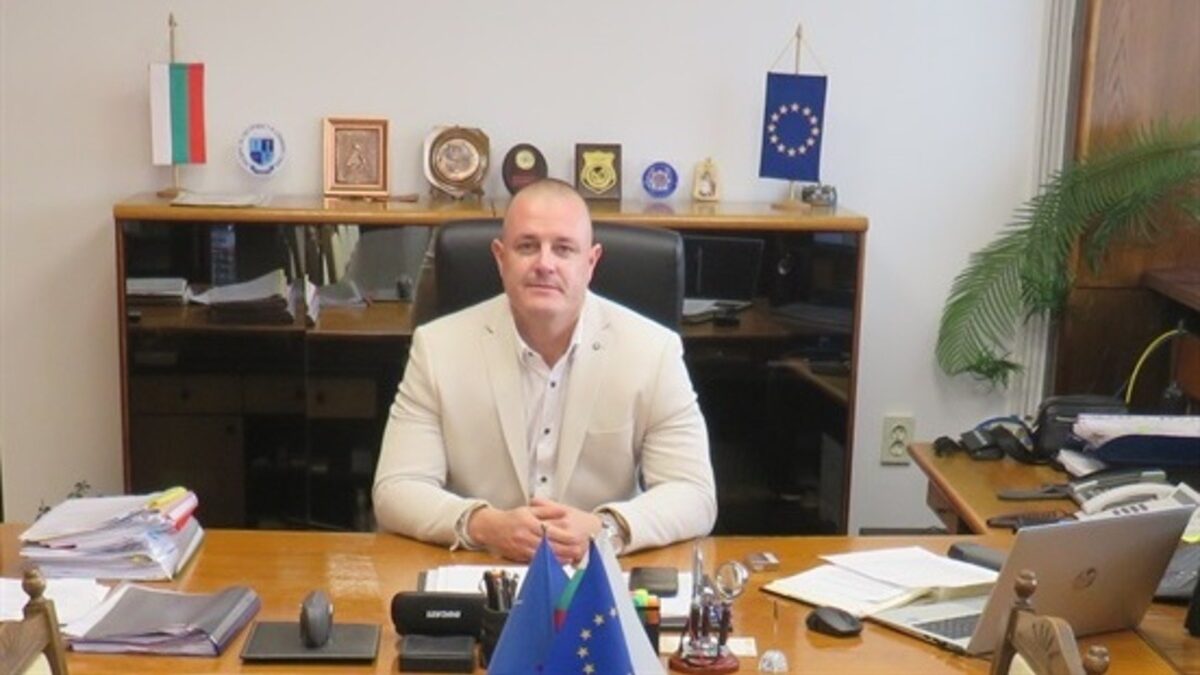Съдът остави в ареста и четиримата младежи след инцидента с полицейски началник в Русе Съдът остави в ареста и четиримата младежи след инцидента с полицейски началник в Русе