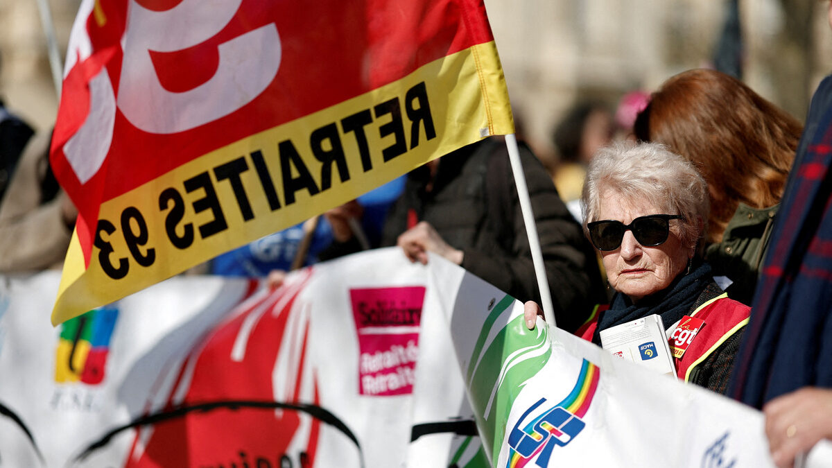 Протест на профсъюзите в Париж през март за социална сигурност и повишаване на пенсиите.