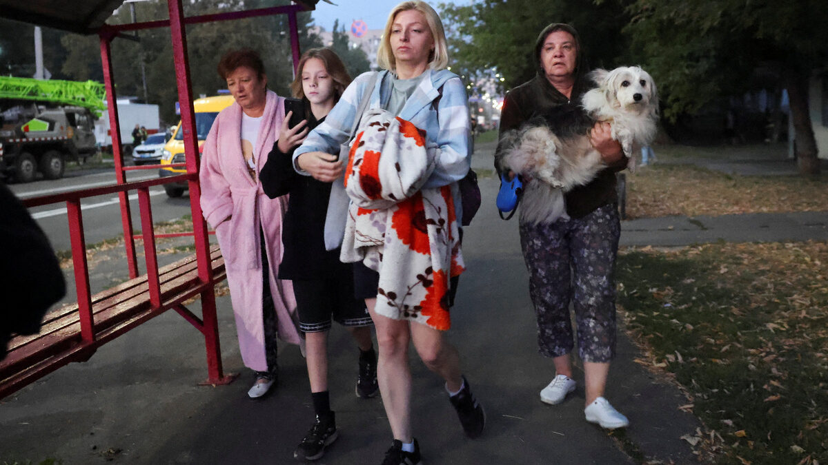 Жители на Киев бягат от домовете си през нощта. Въздушната атака към столицата е била осъществена от руските сили на три вълни - от 3.30 ч сутринта до шест часа