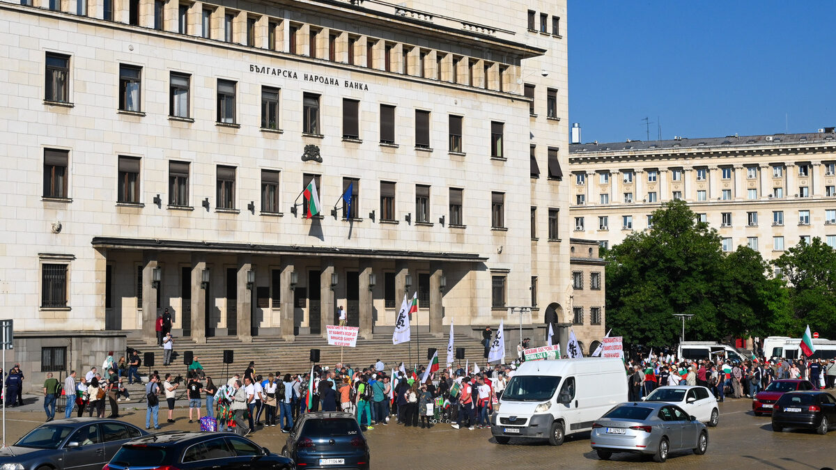 Протестът ще започне от БНБ и ще продължи с шествие до Националната библиотека "Св. св. Кирил и Методий". Протестът ще започне от БНБ и ще продължи с шествие до Националната библиотека "Св. св. Кирил и Методий".