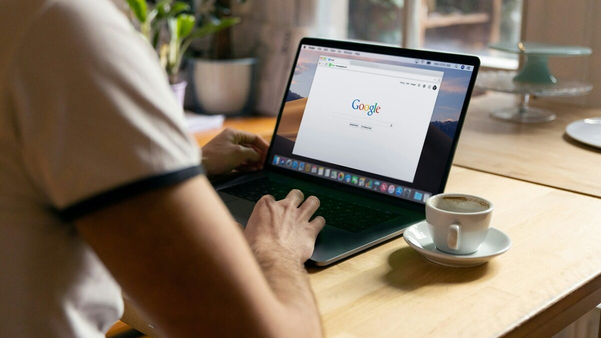 Издатели съдят Google заради резюмета на статии от изкуствен интелект на компанията