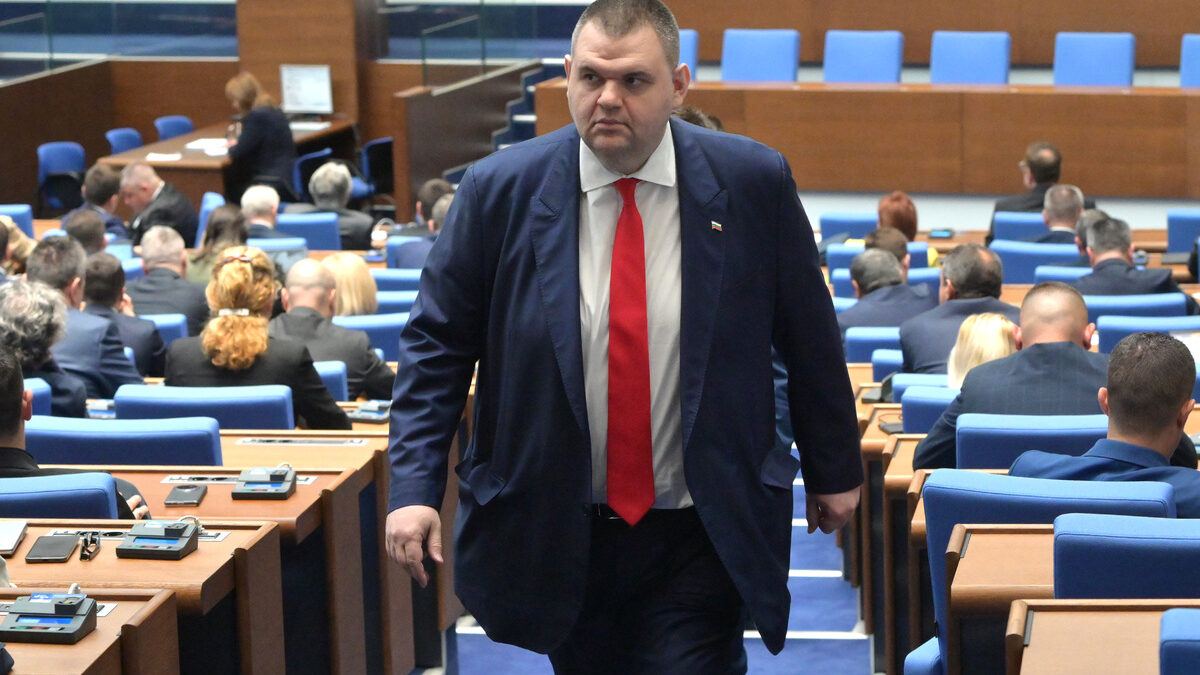 Делян Пеевски се нахвърля и на опозицията в парламента, президента Румен Радев и др., използвайки тръмпистка реторика.