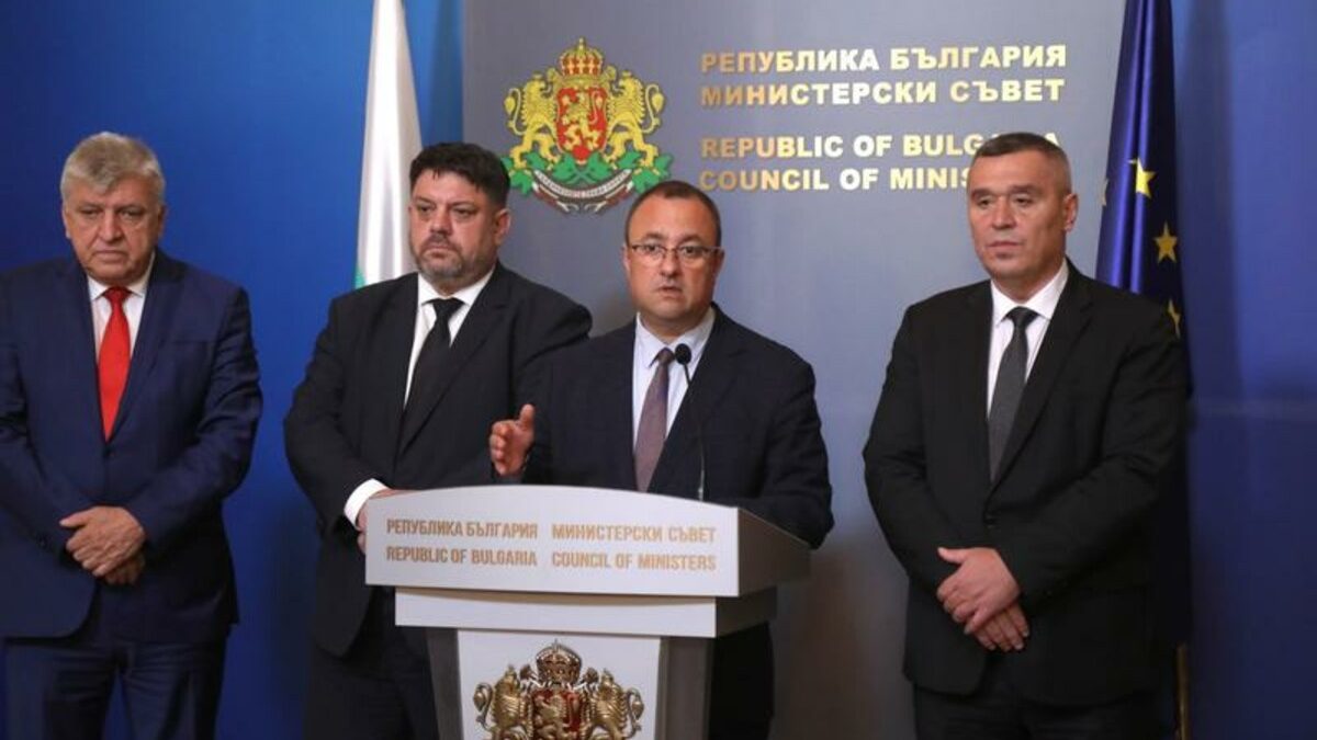 Министърът на екологията Манол Генов, вицепремиерът Атанас Зафиров, министърът на регионалното развитие Иван Иванов и министърът на земеделието Георги Тахов (от ляво надясно) след първата сбирка на борда.