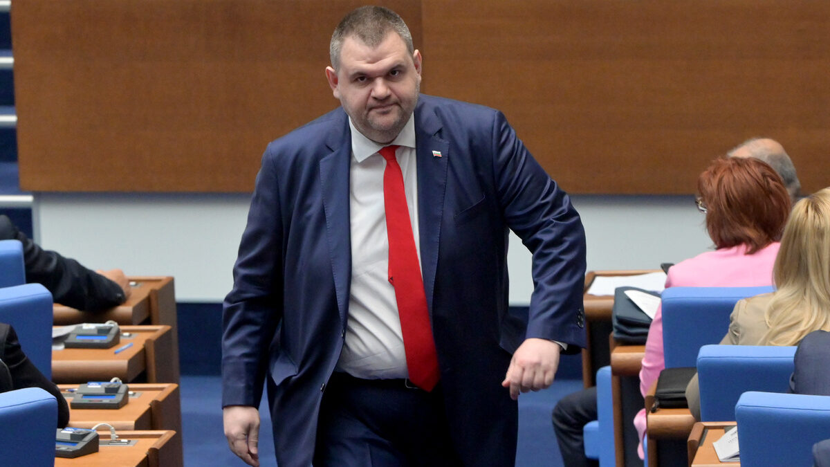 Хронология на опитите за сваляне на кабинета "Желязков" и константната подкрепа на Пеевски Хронология на опитите за сваляне на кабинета "Желязков" и константната подкрепа на Пеевски