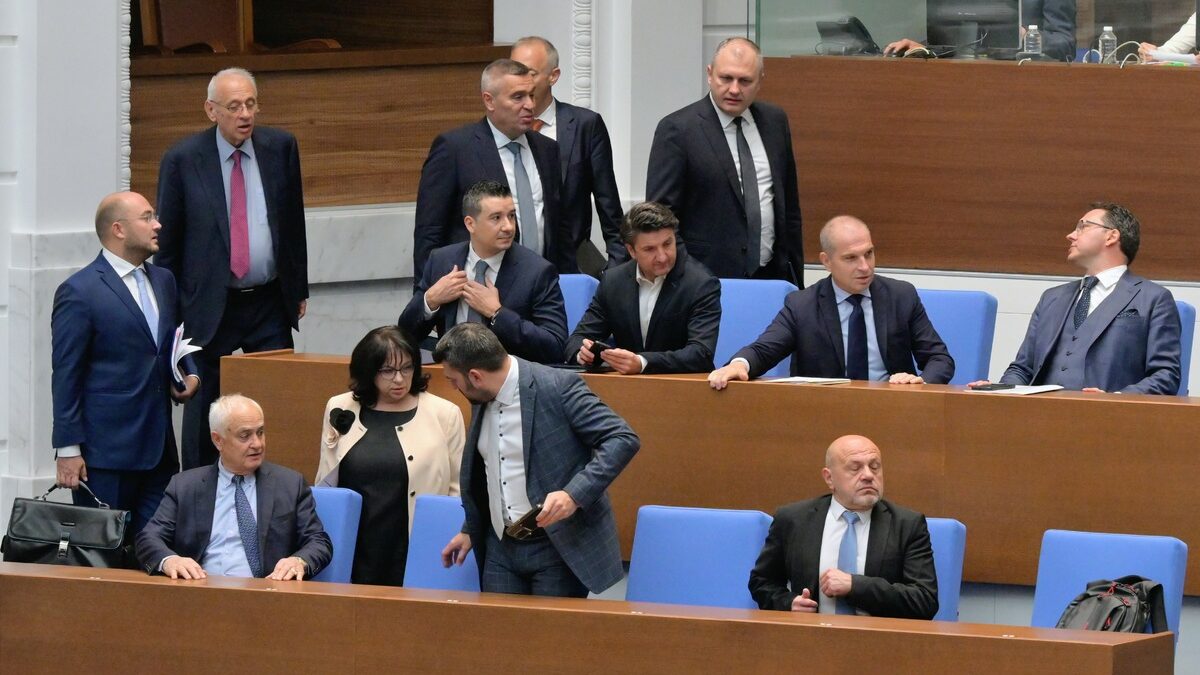 Започват дебатите по петия вот на недоверие срещу кабинета Започват дебатите по петия вот на недоверие срещу кабинета