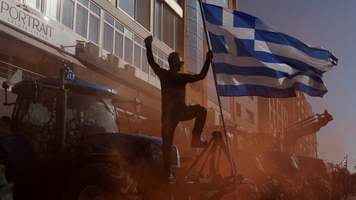 С трактор на знамето: защо гръцкото правителство не плати на фермерите от барикадите