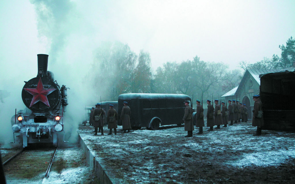 В най-новия си филм Анджей Вайда разказва историята на лъжата за зловещата драма, разиграла се в Катинската гора през пролетта на 1940 г. <br /> В най-новия си филм Анджей Вайда разказва историята на лъжата за зловещата драма, разиграла се в Катинската гора през пролетта на 1940 г. <br />