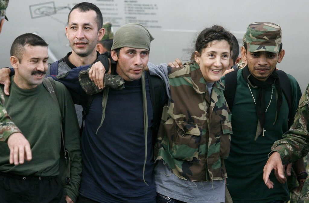 <em>Ингрид Бетанкур и други освободени заложници на военното летище в Богота</em>