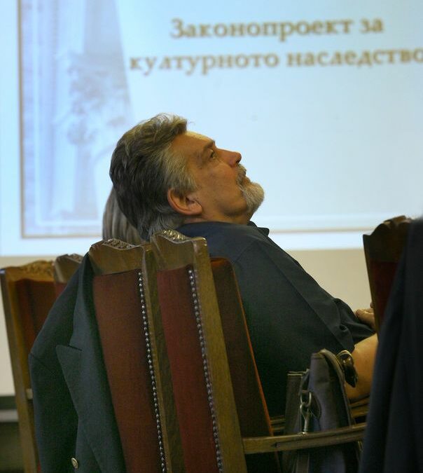 Според министъра на културата Стефан Данаилов до края на месеца законопроектът за културното наследство може да бъде приет от парламента на първо четене, за да има време между двете четения да се прецизират внимателно текстовете и законът да е готов до края на годината. Той напомни за несполучливия опит в предишния парламент да бъде приет подобен закон и посочи, че не трябва да се действа прибързано &quot;само и само да има закон&quot;