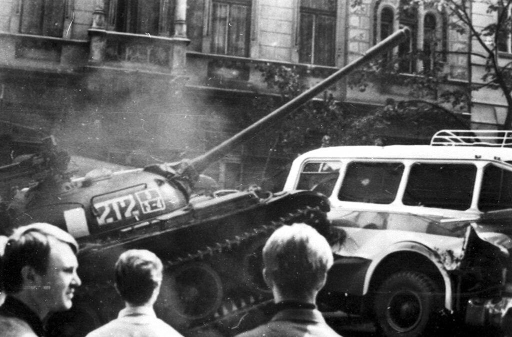 Съветски танк блъска автобус близо до сградата на Чехословашкото радио. Прага, август 1968